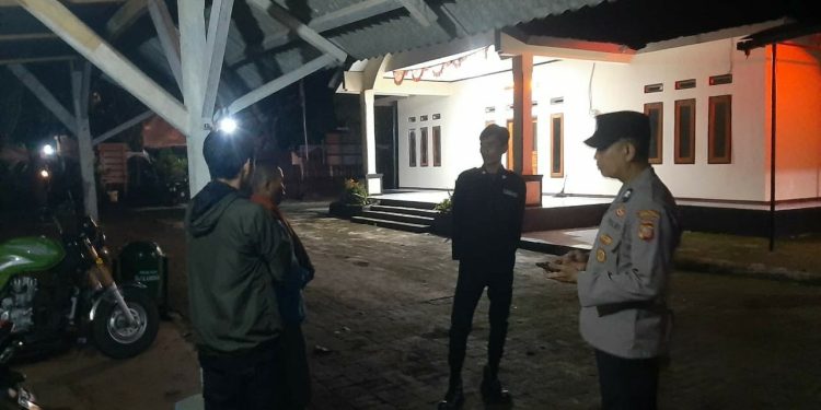 Bhabinkamtibmas Polsek Pasawahan Sambang Warga Binaan Malam Hari Sampaikan Pesan Kamtibmas