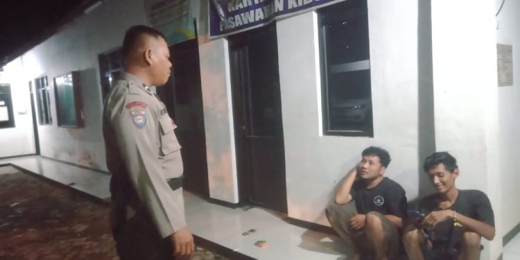 Patroli dan Sambang Malam Bhabinkamtibmas Pasawahan Kidul Dukung Operasi Lilin Lodaya 2025