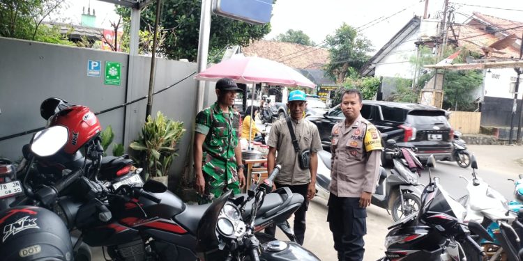 Melalui Pendekatan warga Sinergitas TNI dan Polri Bhabinkamtibmas Sambang warga desa Binaan ciptakan kamtibmas