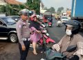 Jalur Cimaung Padat Akibat Pengaspalan, Satlantas Polres Purwakarta Kawal Kelancaran Lalulintas