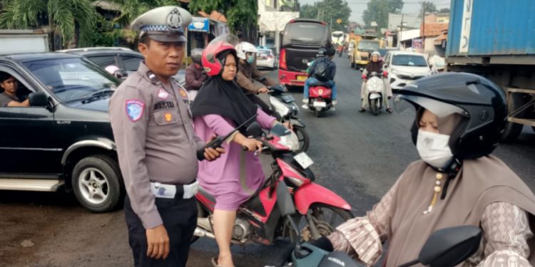 Jalur Cimaung Padat Akibat Pengaspalan, Satlantas Polres Purwakarta Kawal Kelancaran Lalulintas