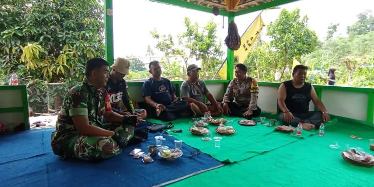 Bhabinkamtibmas Polsek Cibatu Ajak Warga Desa Cibatu Manfaatkan Pekarangan untuk Ketahanan Pangan
