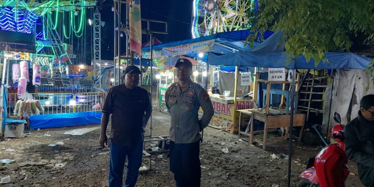 Anggota Sabhara Polsek Jatiluhur Patroli Pasar Malam