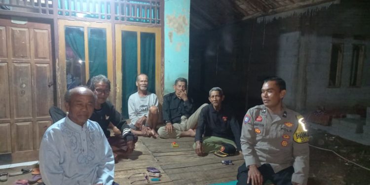 Bhabinkamtibmas Polsek Cibatu Pastikan Keamanan Warga Selama Libur Nataru