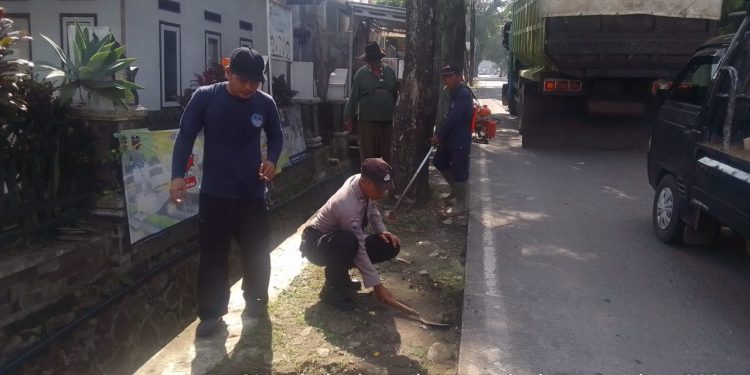 Bhabinkamtibmas Desa Salam Mulya Gelar Kerja Bakti untuk Tingkatkan Kamtibmas