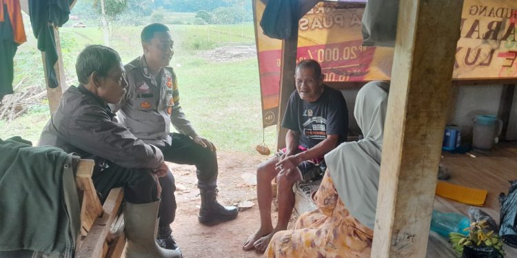 Humanis dan Bersahabat, Bhabinkamtibmas Desa Cipancur Sambang Warga