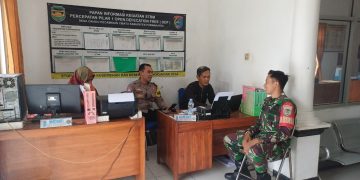 Sinergi TNI–Polri di Desa Cikadu, Bhabinkamtibmas dan Babinsa Sambangi Kantor Desa