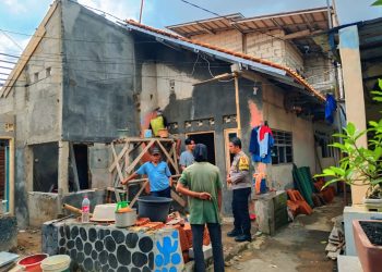 Dekat dengan Rakyat, Bhabinkamtibmas Polsek Purwakarta Kota Sambangi Warga Cipaisan