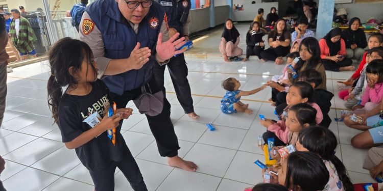 Pulihkan Trauma Psikologis Pasca Bencana, Tim Trauma Healing Polda Jabar Bantu Anak-anak Korban Longsor dan Banjir Bandang di Kabupaten Bandung Barat