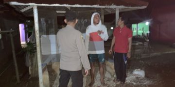 Ciptakan situasi Kamtibmas Bhabinkamtibmas Aipda Gunawan Kontrol Poskamling di Desa Binaannya