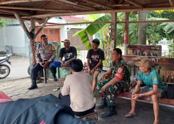 Sampaikan Himbauan Menjaga Kamtibmas, TNI-Polri Kecamatan Cibatu Giatkan Sambang Warga