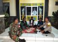 Perkuat Sinergitas TNI-Polri, Bhabinkamtibmas dan Babinsa Sambangi Warga Karyamekar