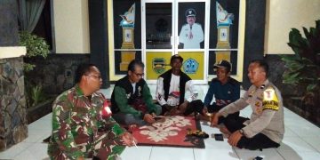 Perkuat Sinergitas TNI-Polri, Bhabinkamtibmas dan Babinsa Sambangi Warga Karyamekar
