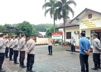 Perkuat Sinergitas TNI-Polri, Bhabinkamtibmas dan Babinsa Sambangi Warga Karyamekar