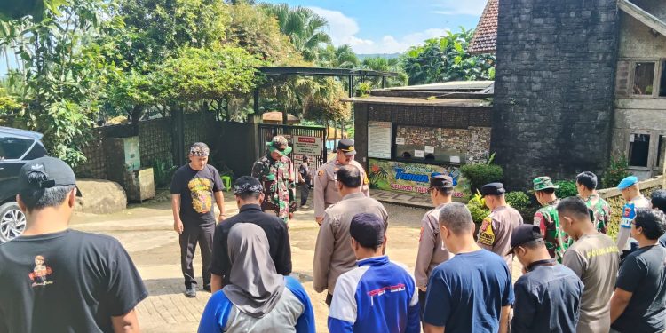 Polsek Bojong Dan Masyarakat Bersihkan Sampah Di Taman Batu Purwakarta