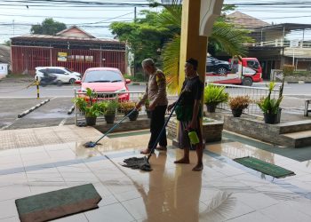 Polsek Bungursari Polres Purwakarta Gelar Jumat Bersih, Bhabinkamtibmas Bersama Warga Bersihkan Masjid