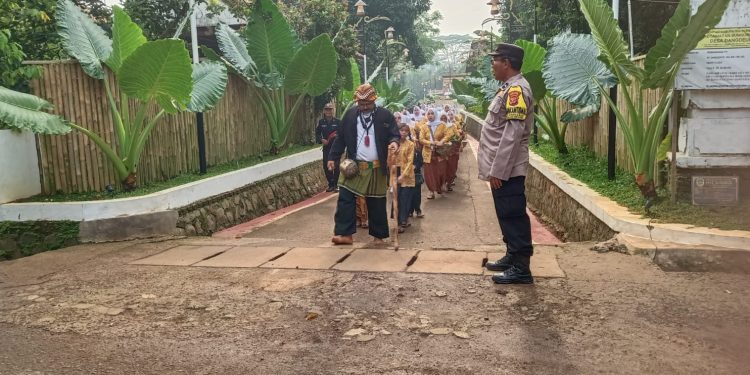 Polsek Bungursari Polres Purwakarta Amankan Pentas Seni Tari Mipit Nyi Pohaci di Desa Dangdeur 