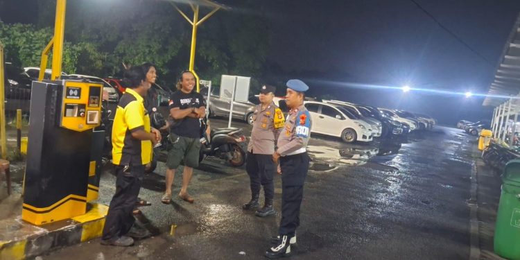 Polsek Bungursari Polres Purwakarta Patroli Malam ke Bank dan Area Parkir, Sampaikan Himbauan Keamanan Ramadhan