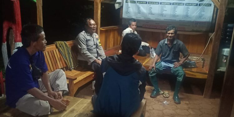 Polsek Bungursari Polres Purwakarta Tingkatkan Kamtibmas melalui Sambang Malam Bhabinkamtibmas kepada Warga