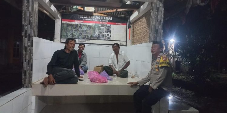 Bhabinkamtibmas Polsek Bungursari Polres Purwakarta Perkuat Kamtibmas melalui Ronda Malam 