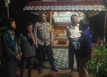 Bhabinkamtibmas Polsek Bungursari Polres Purwakarta Tingkatkan Kekompakan melalui Ronda Malam Bersama Warga