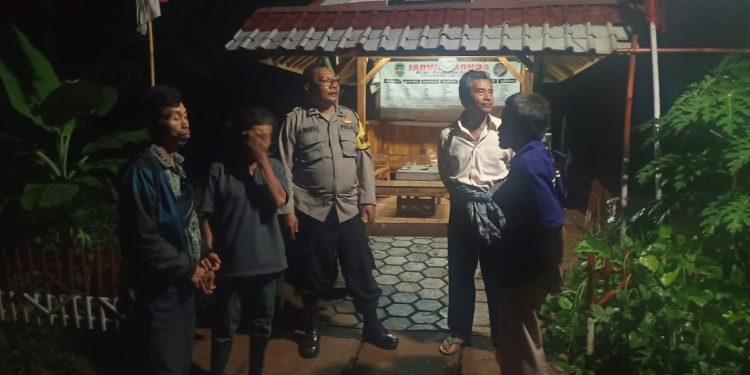Bhabinkamtibmas Polsek Bungursari Polres Purwakarta Tingkatkan Kekompakan melalui Ronda Malam Bersama Warga