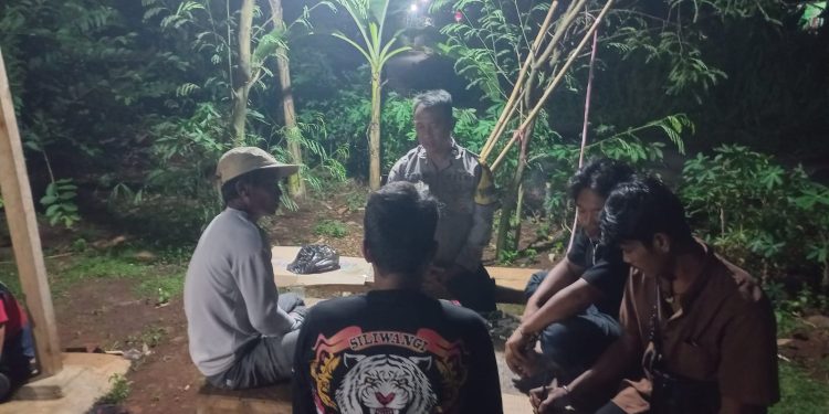 Polsek Bungursari Polres Purwakarta Perkuat Keamanan Lingkungan melalui Ronda Malam Bersama Warga