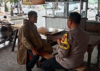 Bhabinkamtibmas Polsek Bungursari Polres Purwakarta Imbau Warga Berhati-hati Berkendara di Musim Hujan