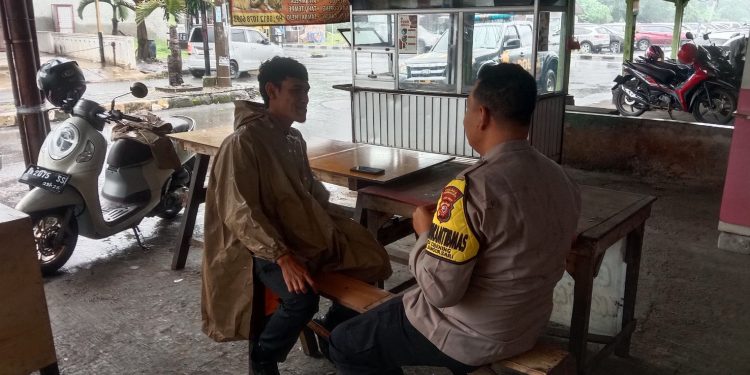 Bhabinkamtibmas Polsek Bungursari Polres Purwakarta Imbau Warga Berhati-hati Berkendara di Musim Hujan