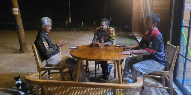 Bhabinkamtibmas Polsek Bungursari Polres Purwakarta Perkuat Kamtibmas melalui Ronda Malam Bersama Warga