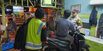Bhabinkamtibmas Polsek Bungursari Polres Purwakarta Laksanakan Sambang Malam, Sampaikan Himbauan Keamanan di Bulan Ramadhan