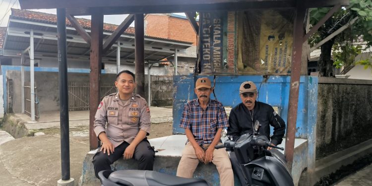Dukung Ketahanan Pangan, Bhabinkamtibmas Polsek Plered Ajak Warga Manfaatkan Lahan Untuk Bertani
