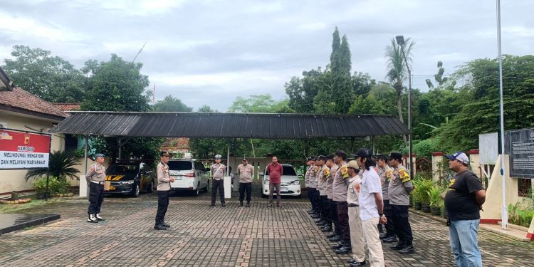 Kapolsek Cibatu Pimpin Apel Pagi, Tekankan Peningkatan Patroli Usai Tarawih dan Jelang Sahur