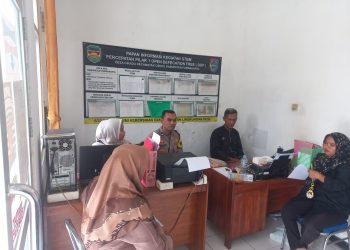 Sampaikan Pesan Kamtibmas, Bhabinkamtibmas Desa Cikadu Sambang Warga