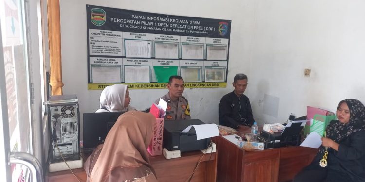 Sampaikan Pesan Kamtibmas, Bhabinkamtibmas Desa Cikadu Sambang Warga