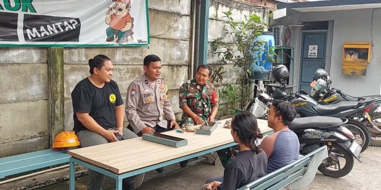 Lewat Obrolan Santai, TNI–POLRI Cibatu Jaga Lingkungan Tetap Aman