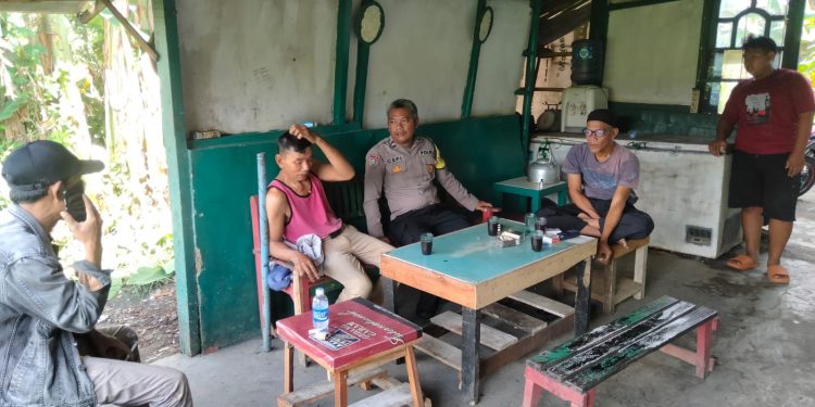 Dalam Kegiatan Jumat Curhat, Polsek Plered Sampaikan Pesan Kamtibmas Dan Bahaya Judi Online Ke Masyarakat