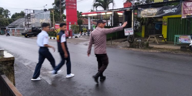 PROTAP PAGI, POLSEK KIARAPEDES LAKSANAKAN GATUR LALU LINTAS DEMI KAMSELTIBCAR LANTAS