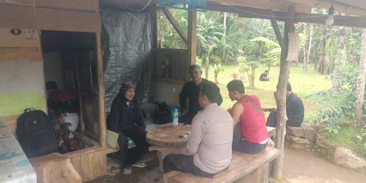 Bhabinkamtibmas Desa Mekarjaya Sambangi Warga, Perkuat Sinergi Jaga Kamtibmas