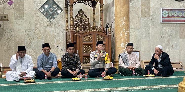 Kapolsek Kiarapedes Pererat Silaturahmi dengan Program Taraweh Keliling