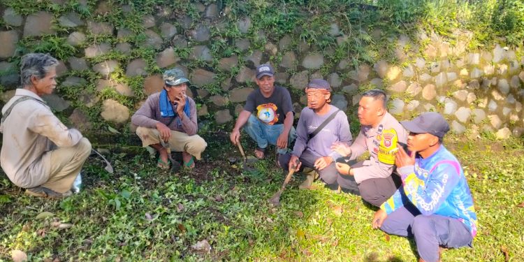 Bhabinkamtibmas Polsek Kiarapedes Polres Purwakarta memberikan himbauan kamtibmas