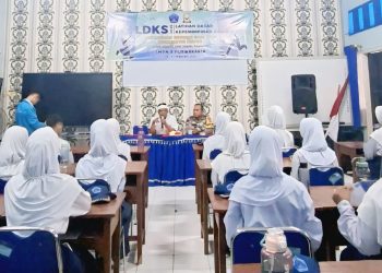 Bangun Karakter Generasi Muda, Bhabinkamtibmas Kelurahan Sindangkasih Beri Materi LDKS di SMPN 8 Purwakarta