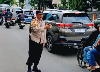 Sinergi Pelayanan, Bhabinkamtibmas Kelurahan Ciseureuh Pastikan Arus Lalu Lintas di Jalan Veteran Lancar