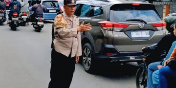 Sinergi Pelayanan, Bhabinkamtibmas Kelurahan Ciseureuh Pastikan Arus Lalu Lintas di Jalan Veteran Lancar