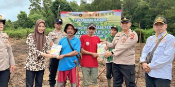 Dukung Ketahanan Pangan, Polsek Purwakarta Kota Tanam Bibit Jagung di Mulyamekar