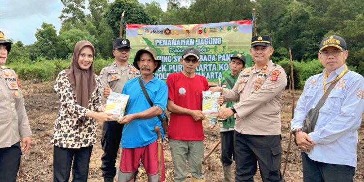 Dukung Ketahanan Pangan, Polsek Purwakarta Kota Tanam Bibit Jagung di Mulyamekar