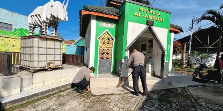 Dukung Program Jabar Bersih, Personel Polsek Purwakarta Kota Gelar Aksi Korve di Masjid Al Amsori