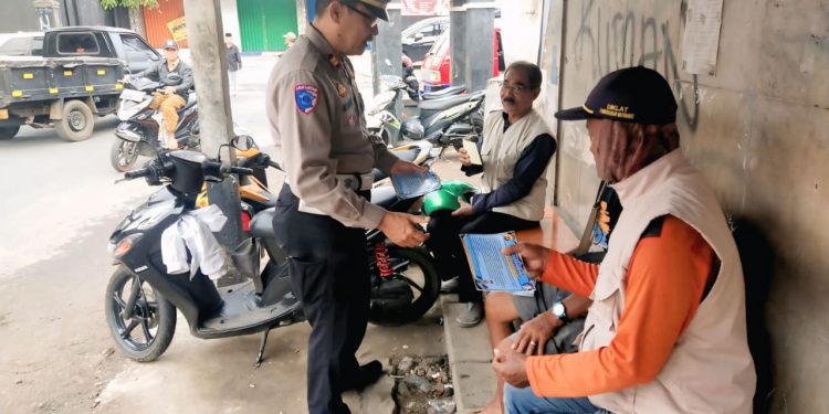 Tingkatkan Kesadaran Berkendara, Unit Lantas Polsek Purwakarta Kota Sambangi Pangkalan Ojek Citalang