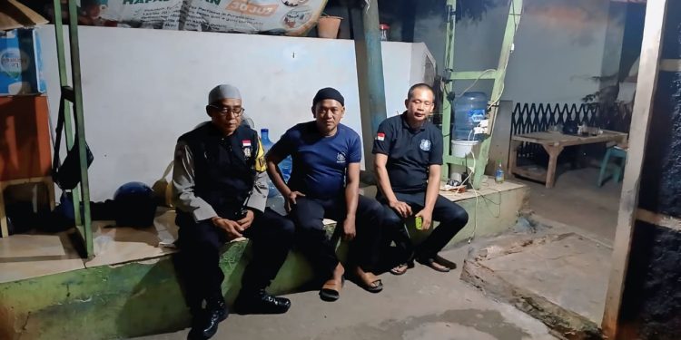 Jaga Kondusivitas Malam, Bhabinkamtibmas Kelurahan Ciseureuh Sambangi Warga yang Sedang Siskamling
