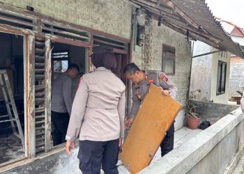 Wujudkan Kepedulian, Polsek Purwakarta Kota Bedah Rumah Tak Layak Huni Milik Warga Nagri Tengah
